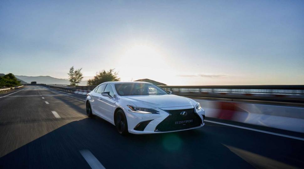 Cận cảnh Lexus ES 250 F SPORT - Sedan hạng sang phong cách thể thao, có giá 2,64 tỷ
