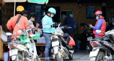 Đặt đồ ăn qua app, tiện lợi nhưng gây ô nhiễm môi trường