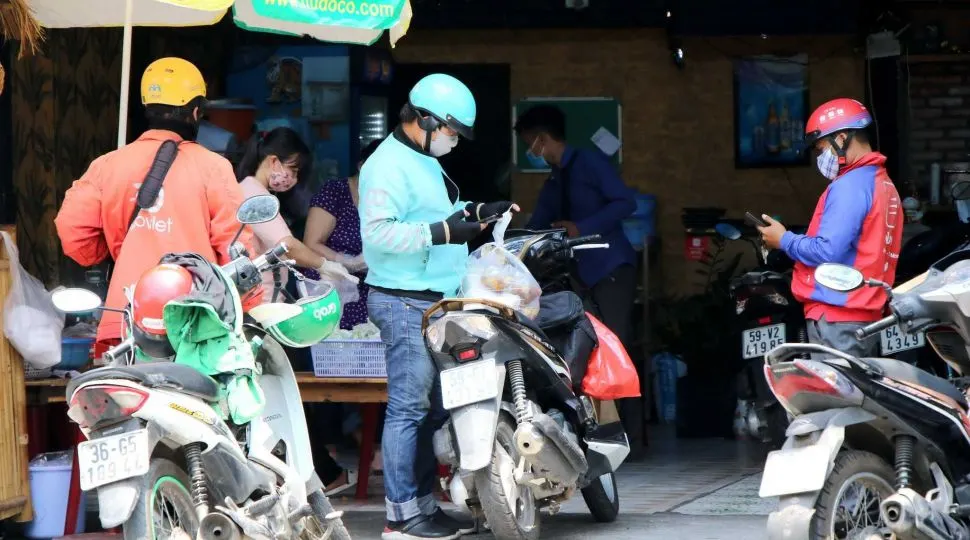 Đặt đồ ăn qua app, tiện lợi nhưng gây ô nhiễm môi trường